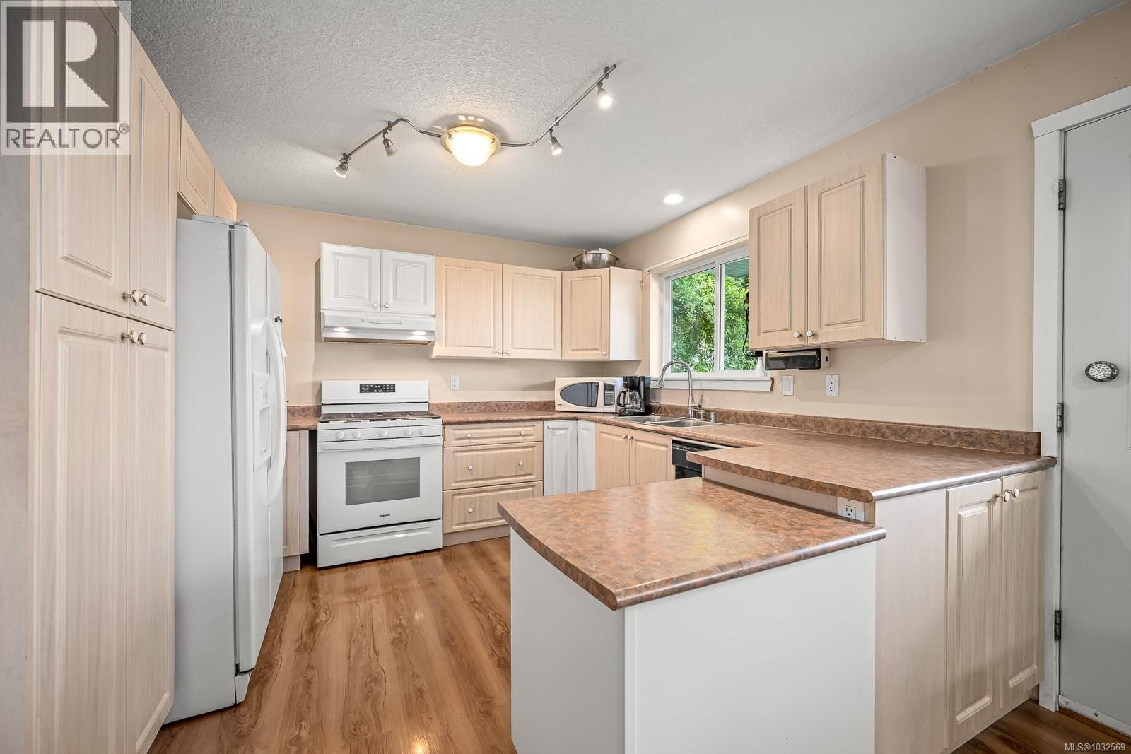 5 6919 Island Hwy W photo 8