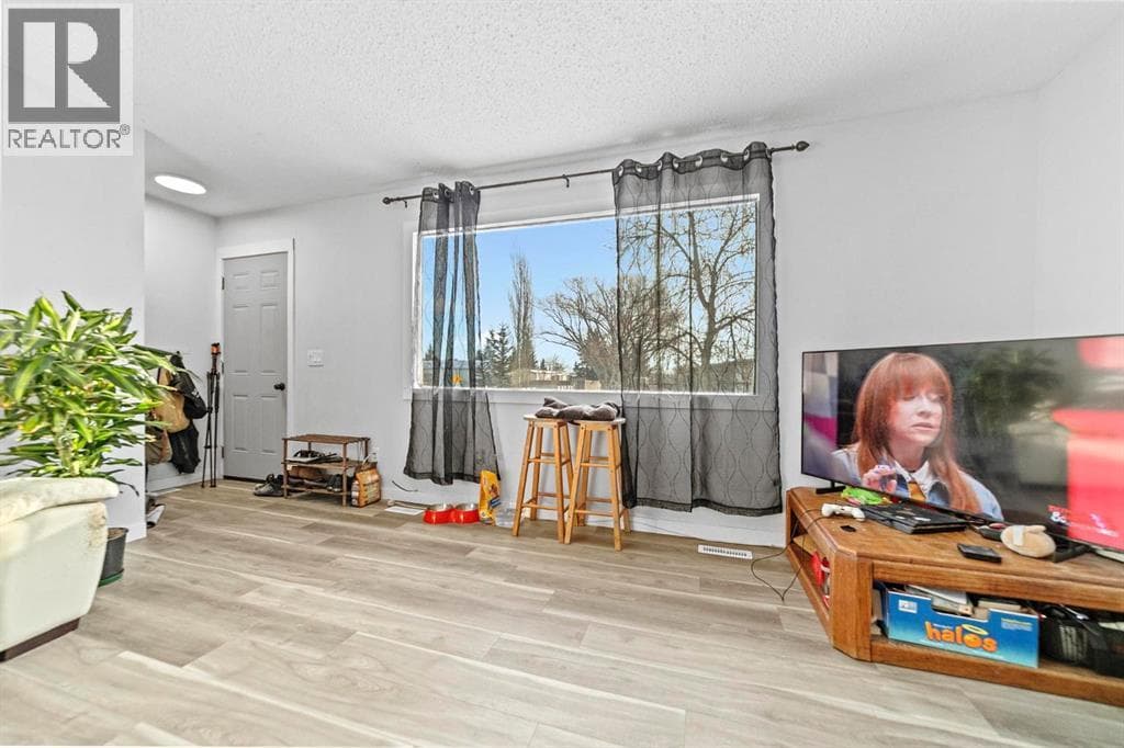 5444 50 Street photo 4