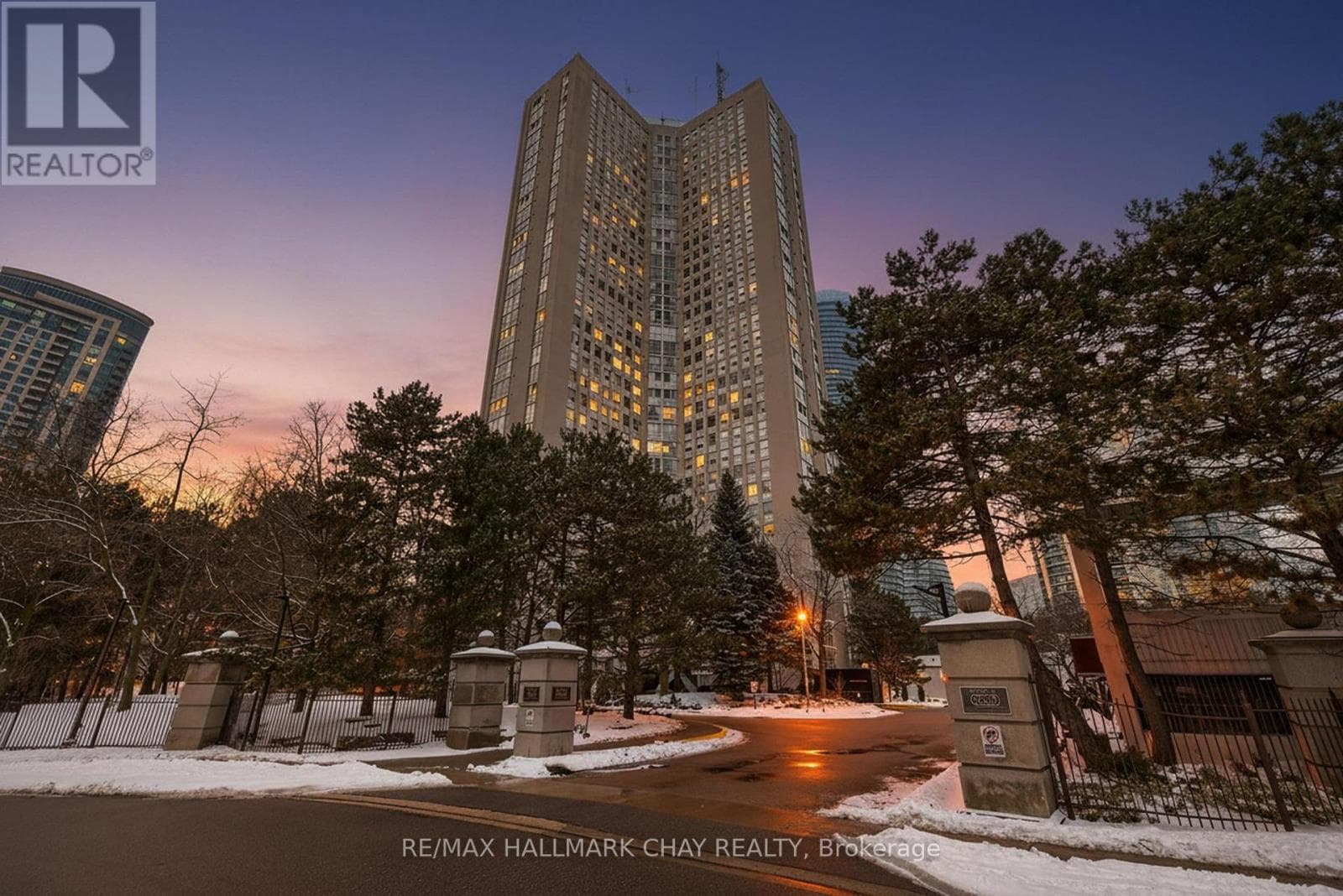 501 - 3650 KANEFF CRESCENT photo 2