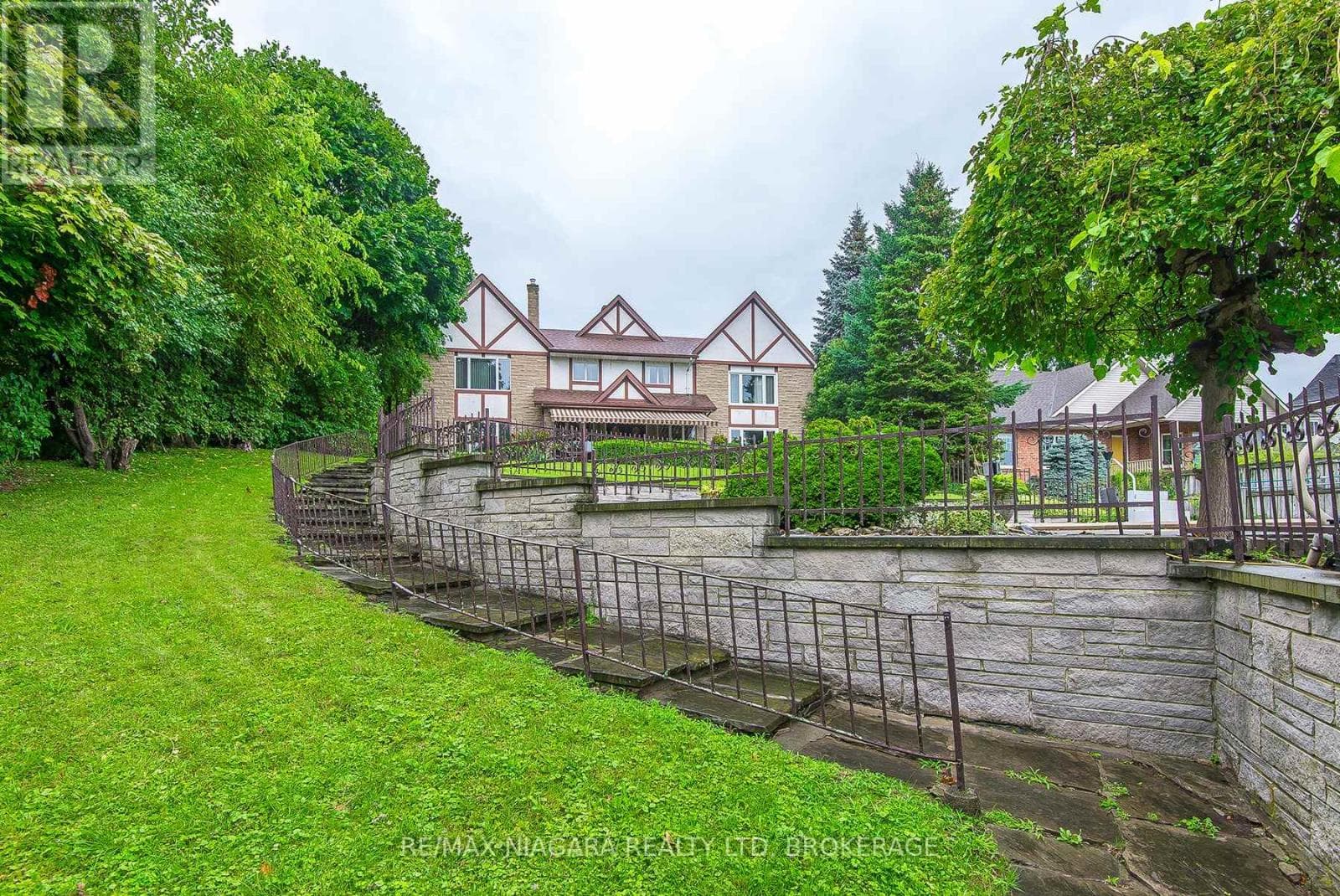 140 LAKESHORE ROAD photo 2
