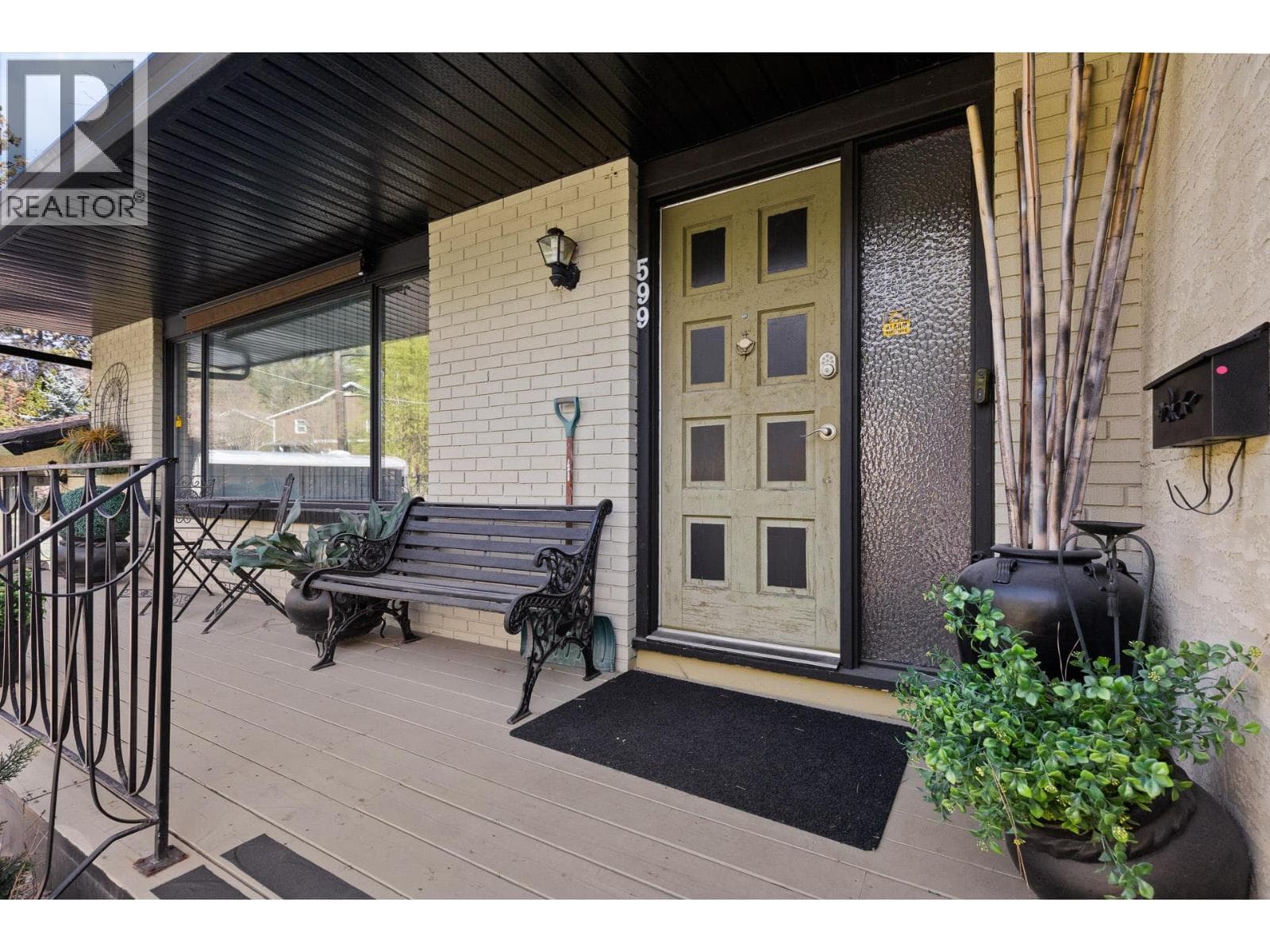 599 Clifton Road S photo 3