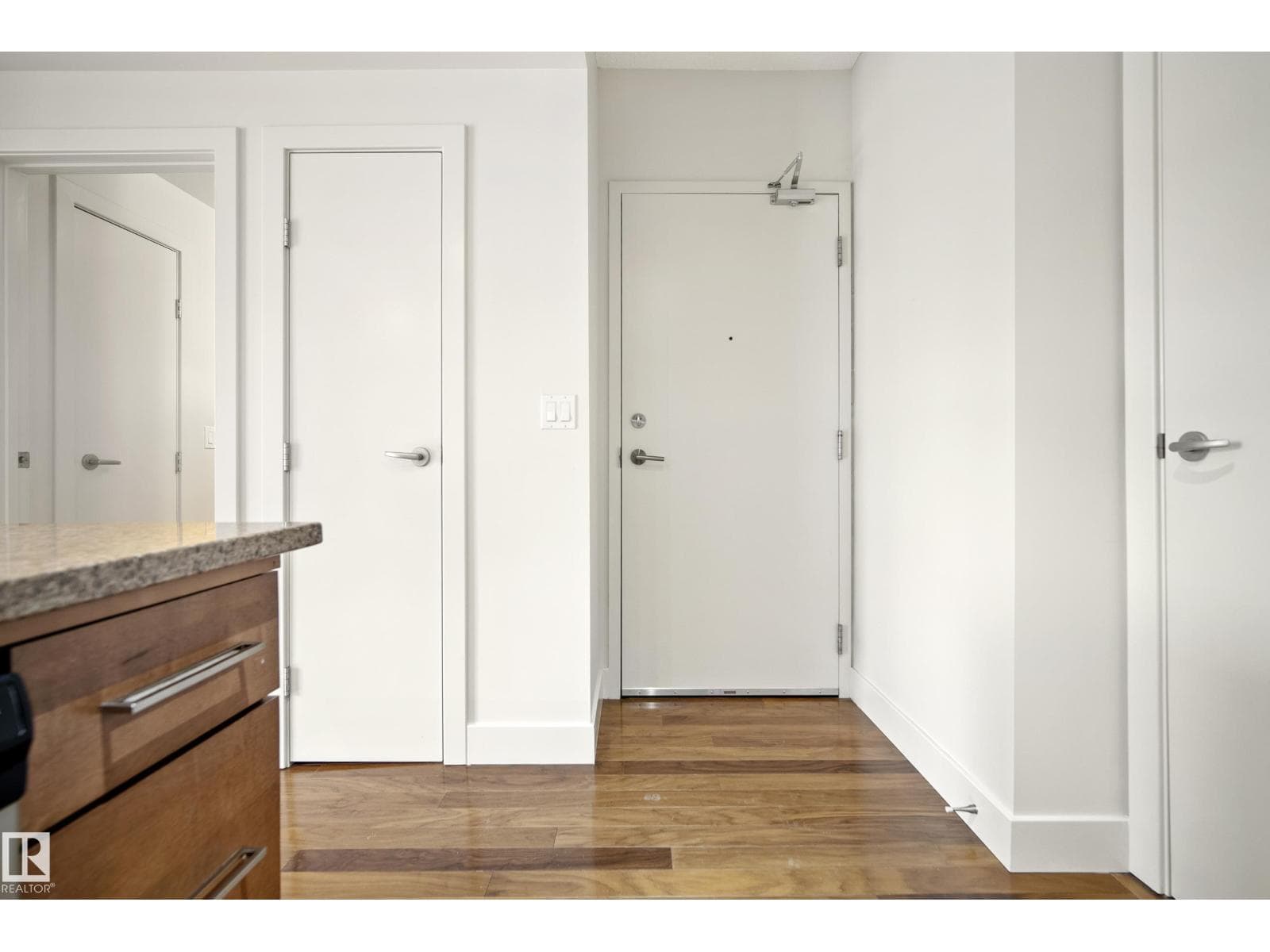 #401 11933 JASPER AV NW photo 5