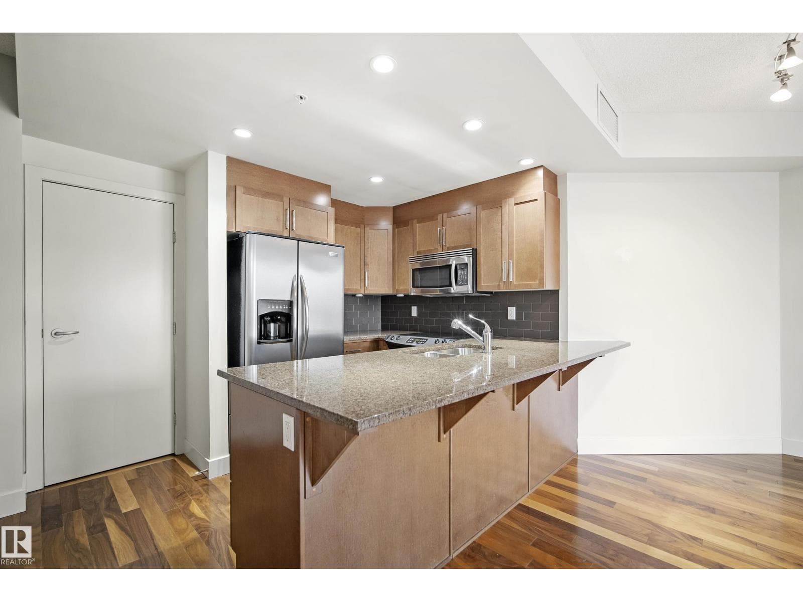#401 11933 JASPER AV NW photo 3