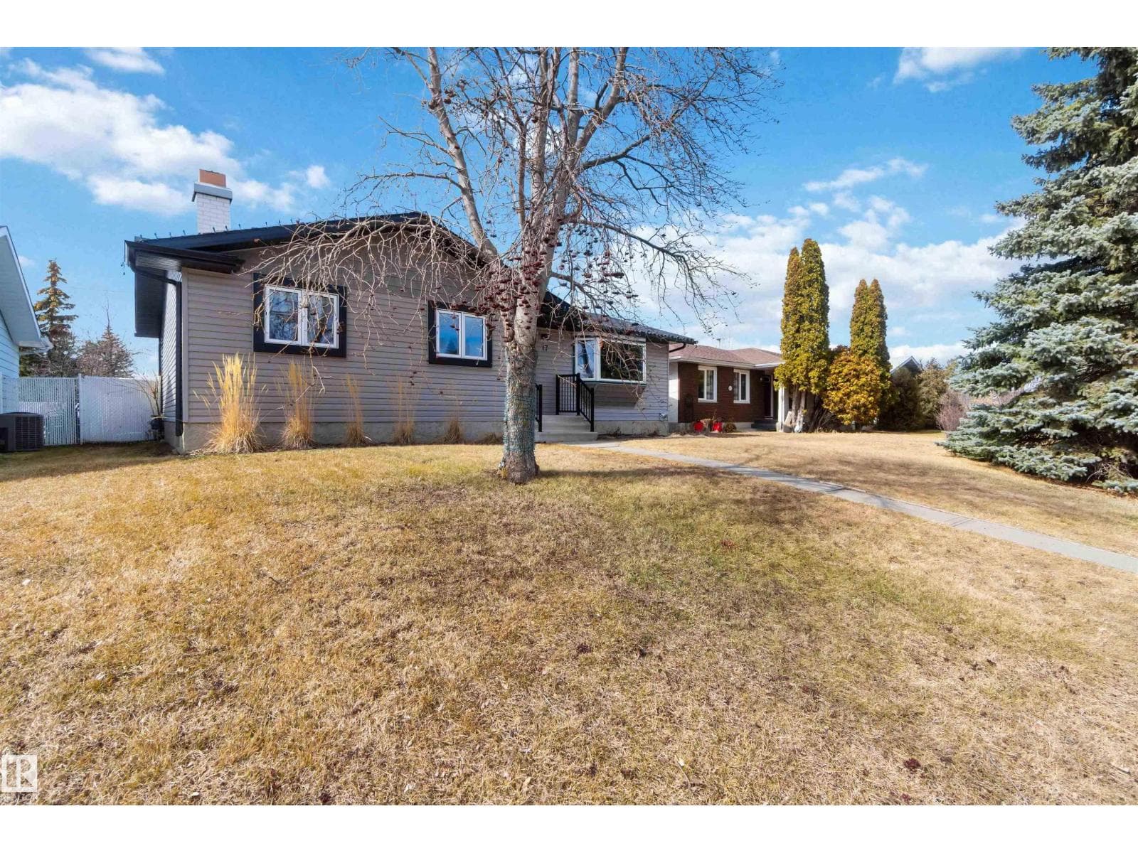 17 Windsor ST photo 4