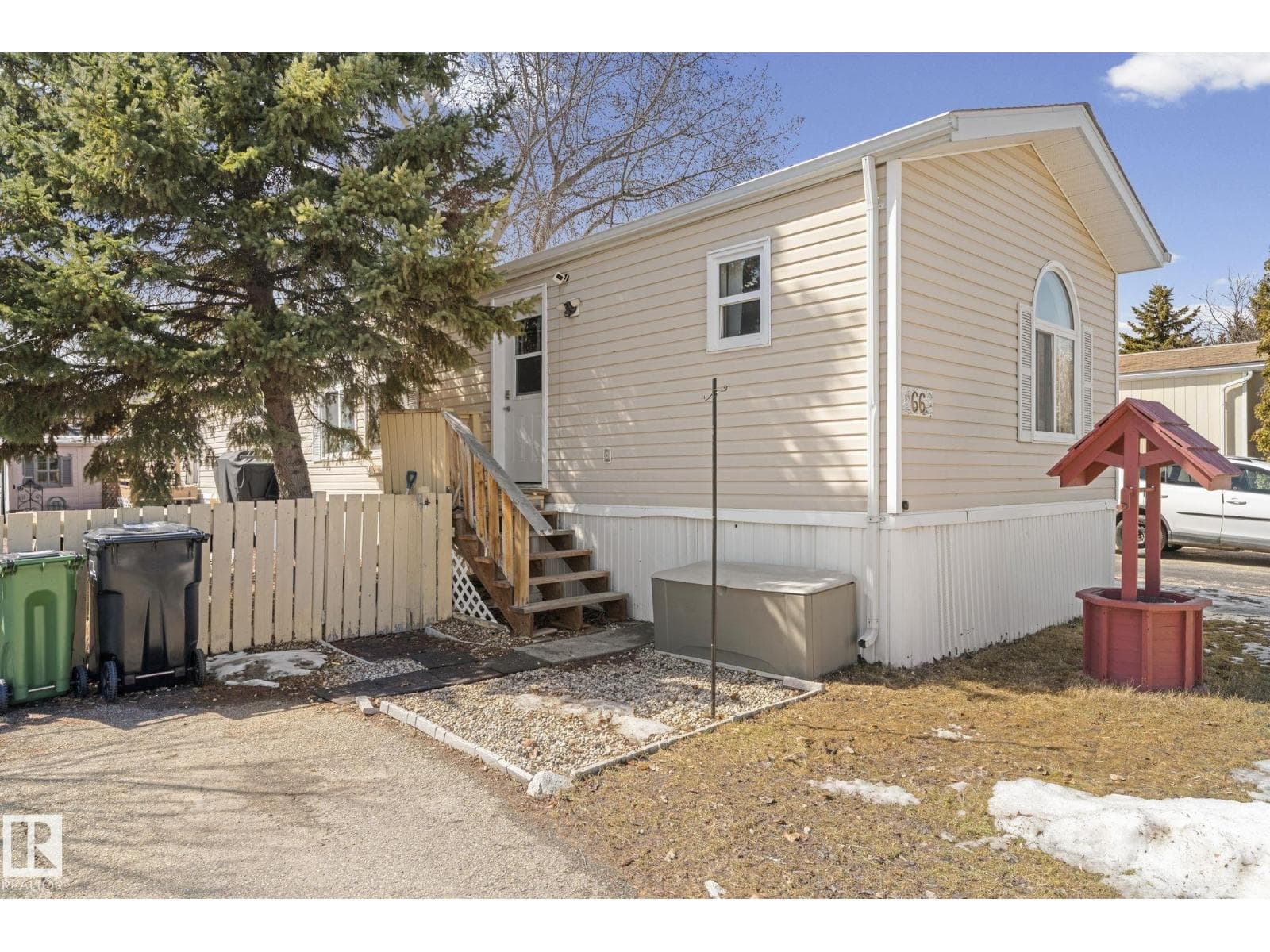 66 Evergreen Park NE photo 4