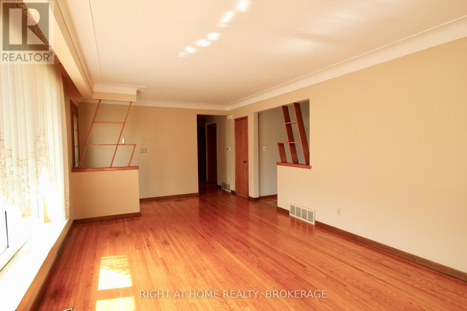 12 LORNE AVENUE photo 2
