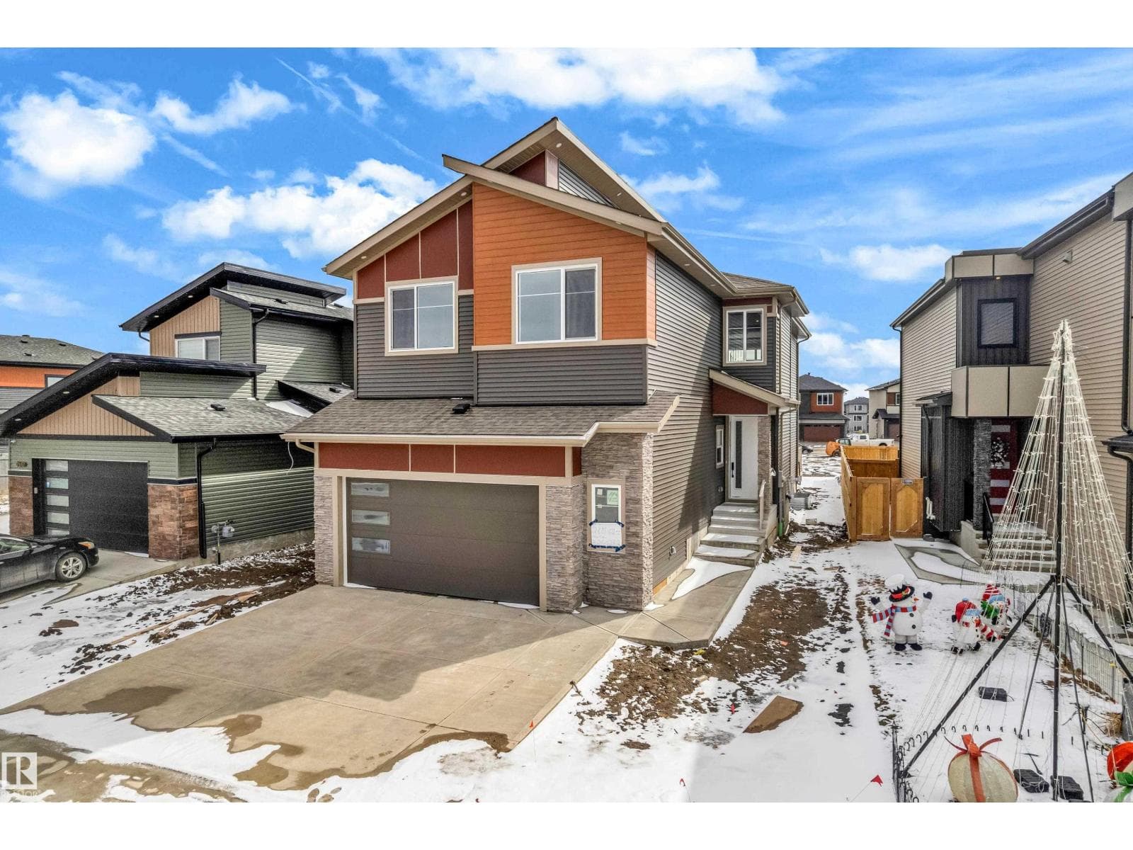 5 bed 4 bath recreational at 2611 62 AV NE — $778,800