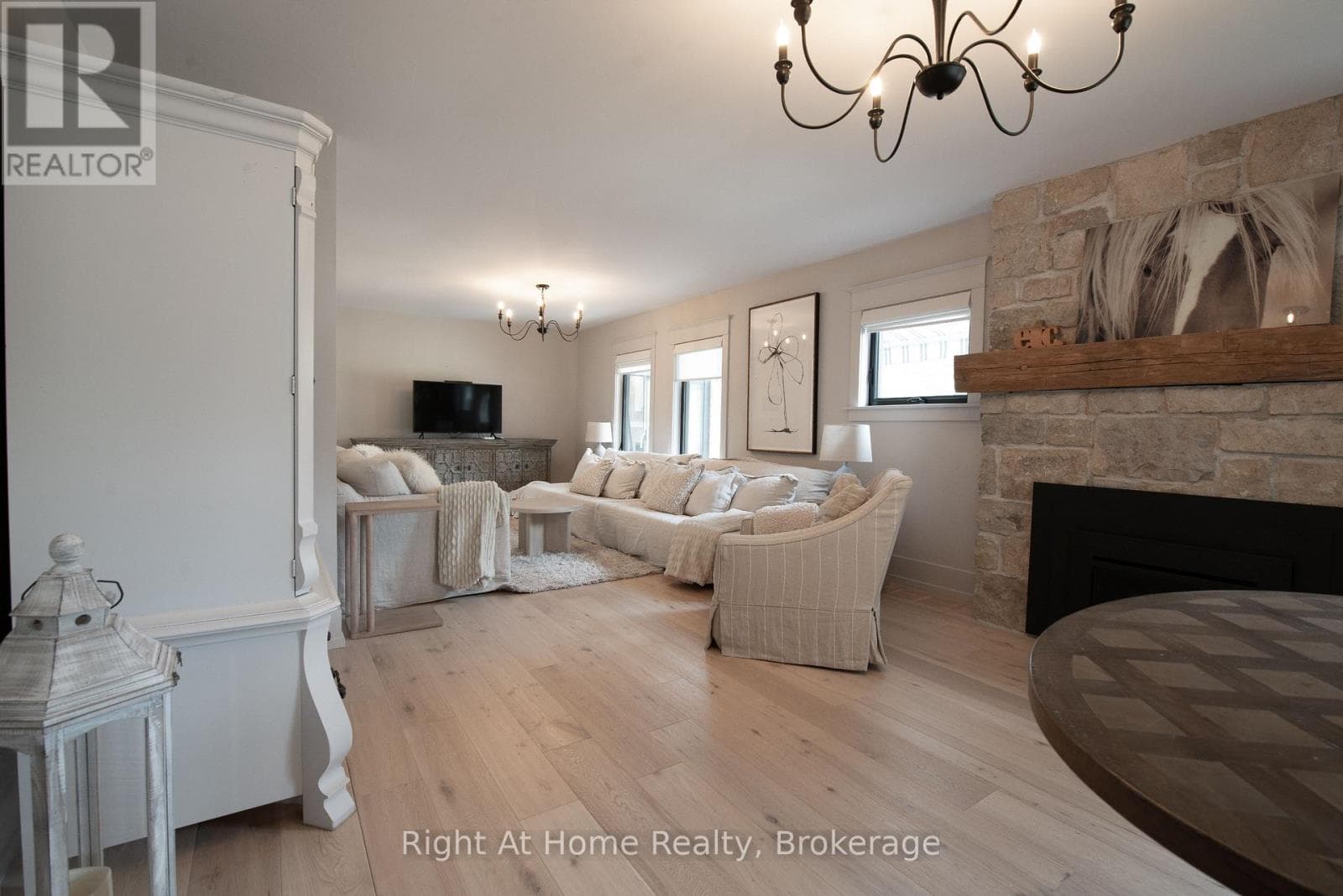 139 ALLAN STREET photo 5