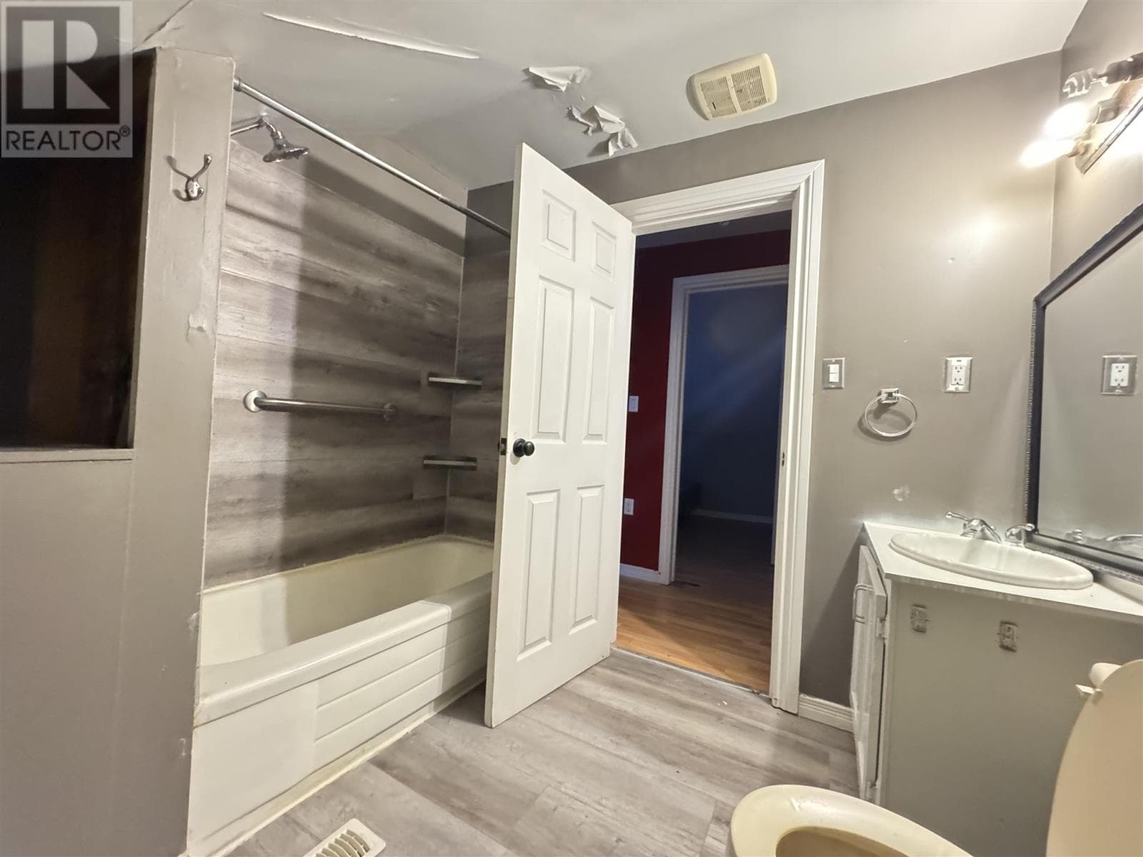 20 Edward ST photo 5