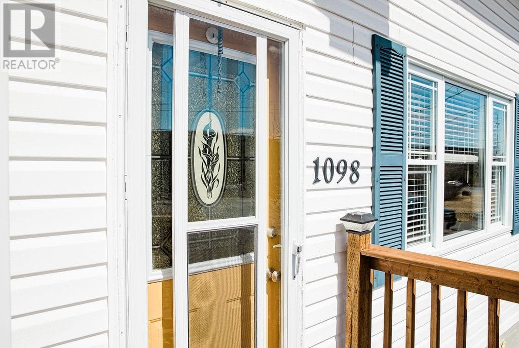 1098 Main Road photo 2
