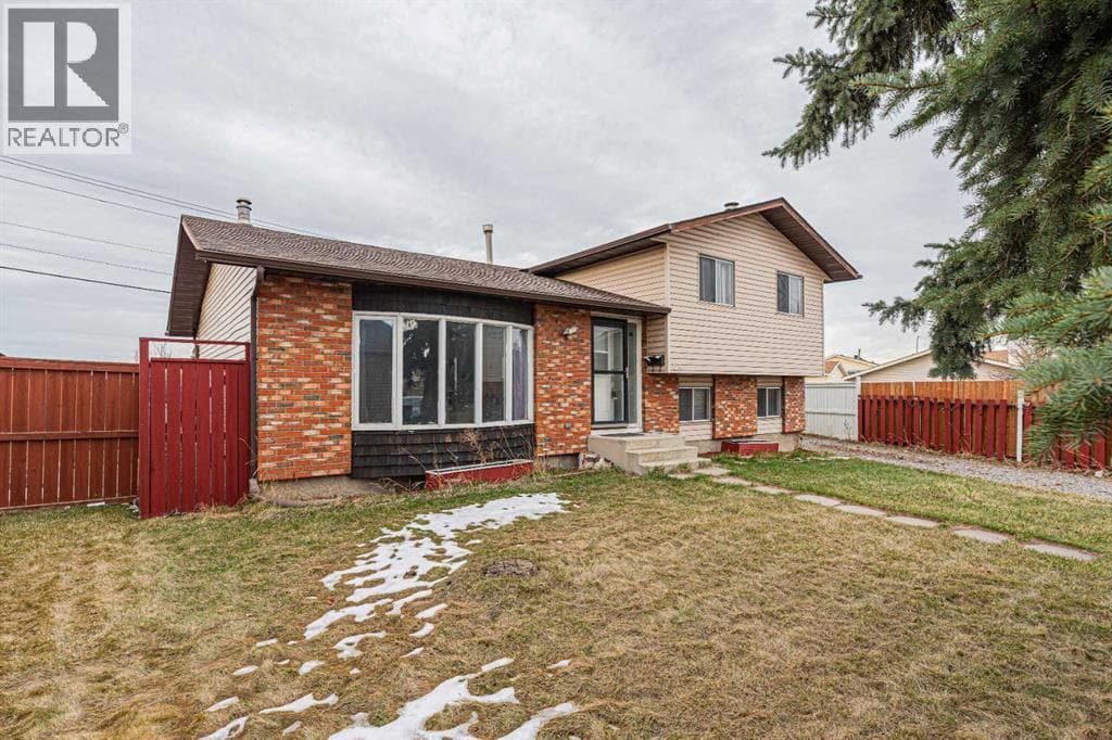 64 Castledale Crescent NE photo 2