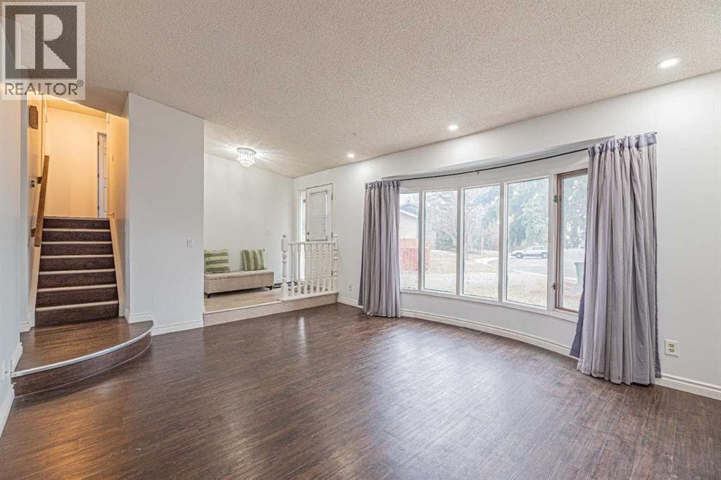 64 Castledale Crescent NE photo 5