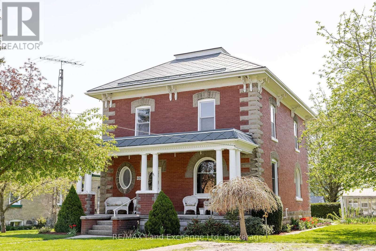 484 QUEEN STREET photo 2