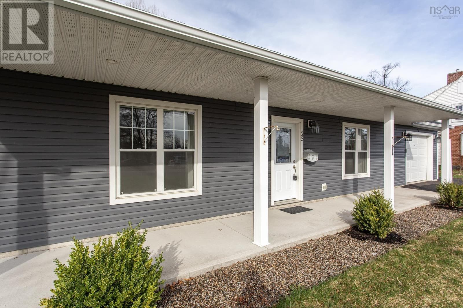 25 Gates Avenue photo 2