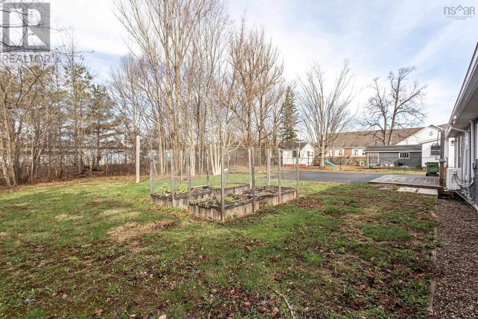 25 Gates Avenue photo 3