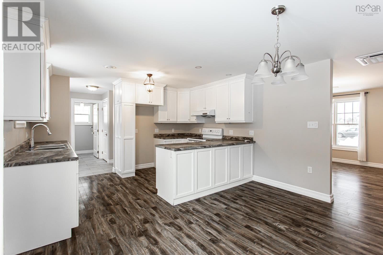 25 Gates Avenue photo 5