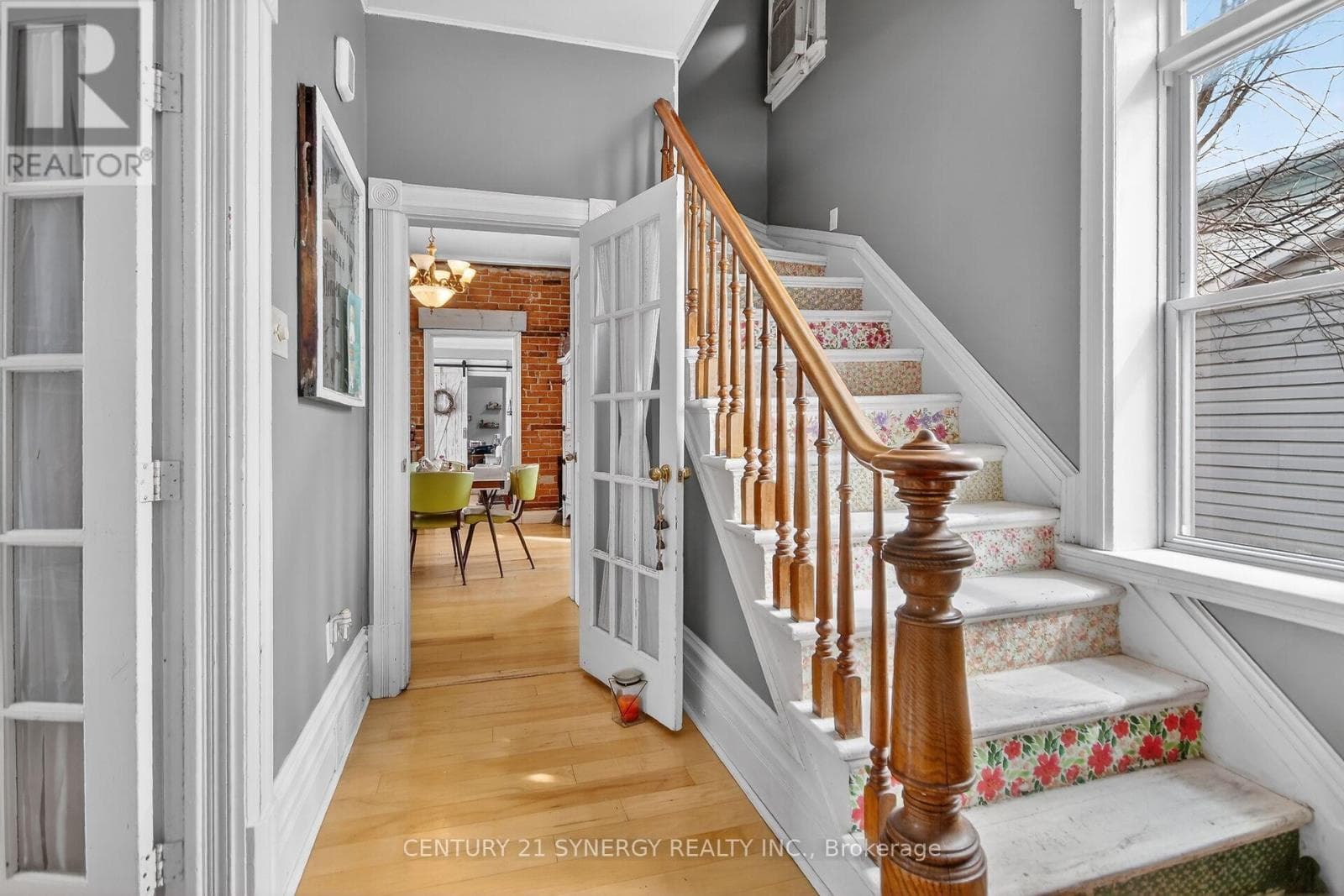 49 QUEEN STREET N photo 4