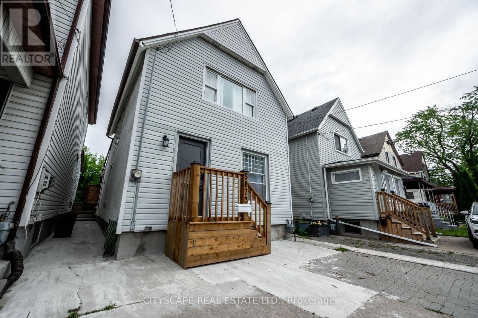 5073 KITCHENER STREET photo 2