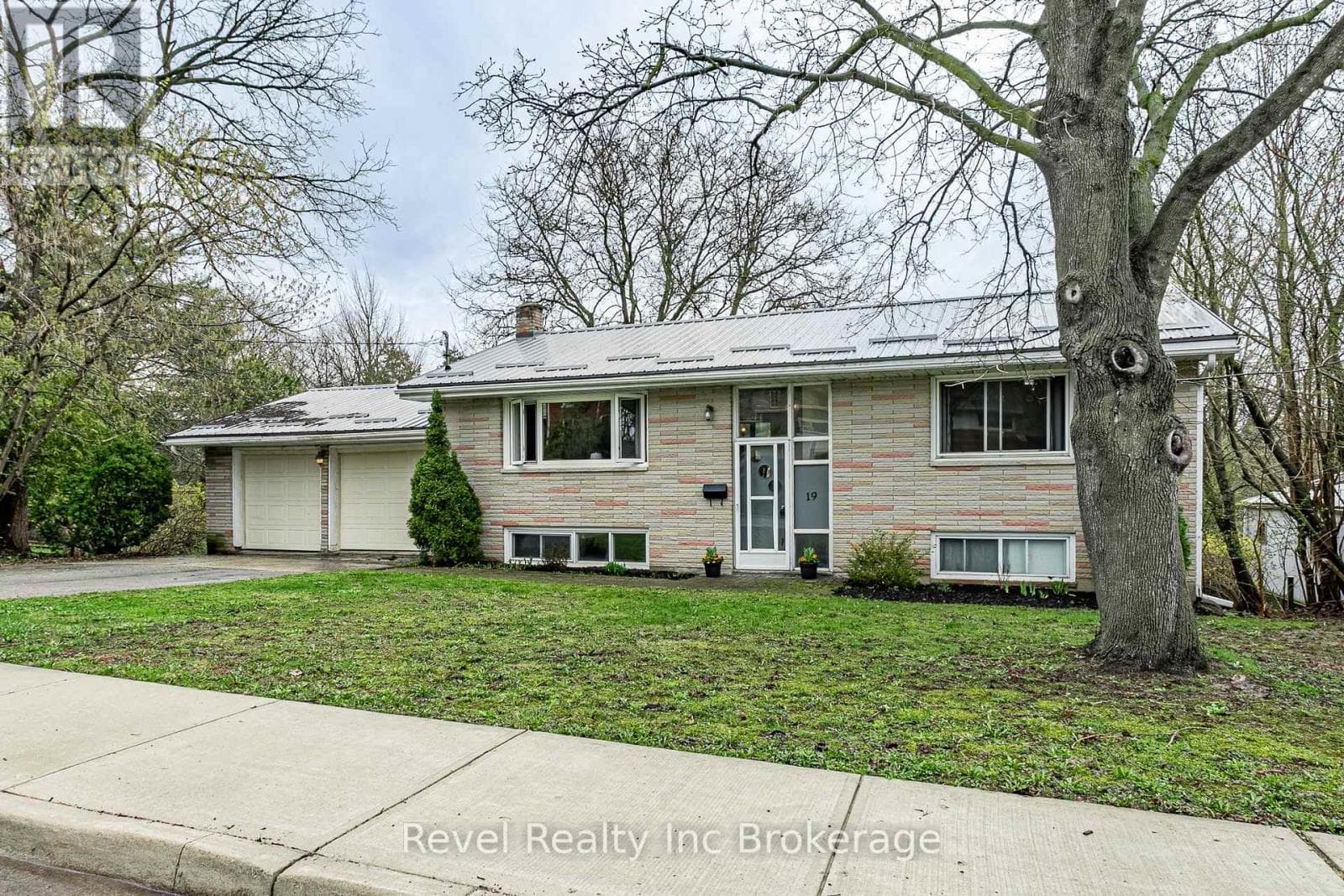 19 DUFFERIN STREET photo 2