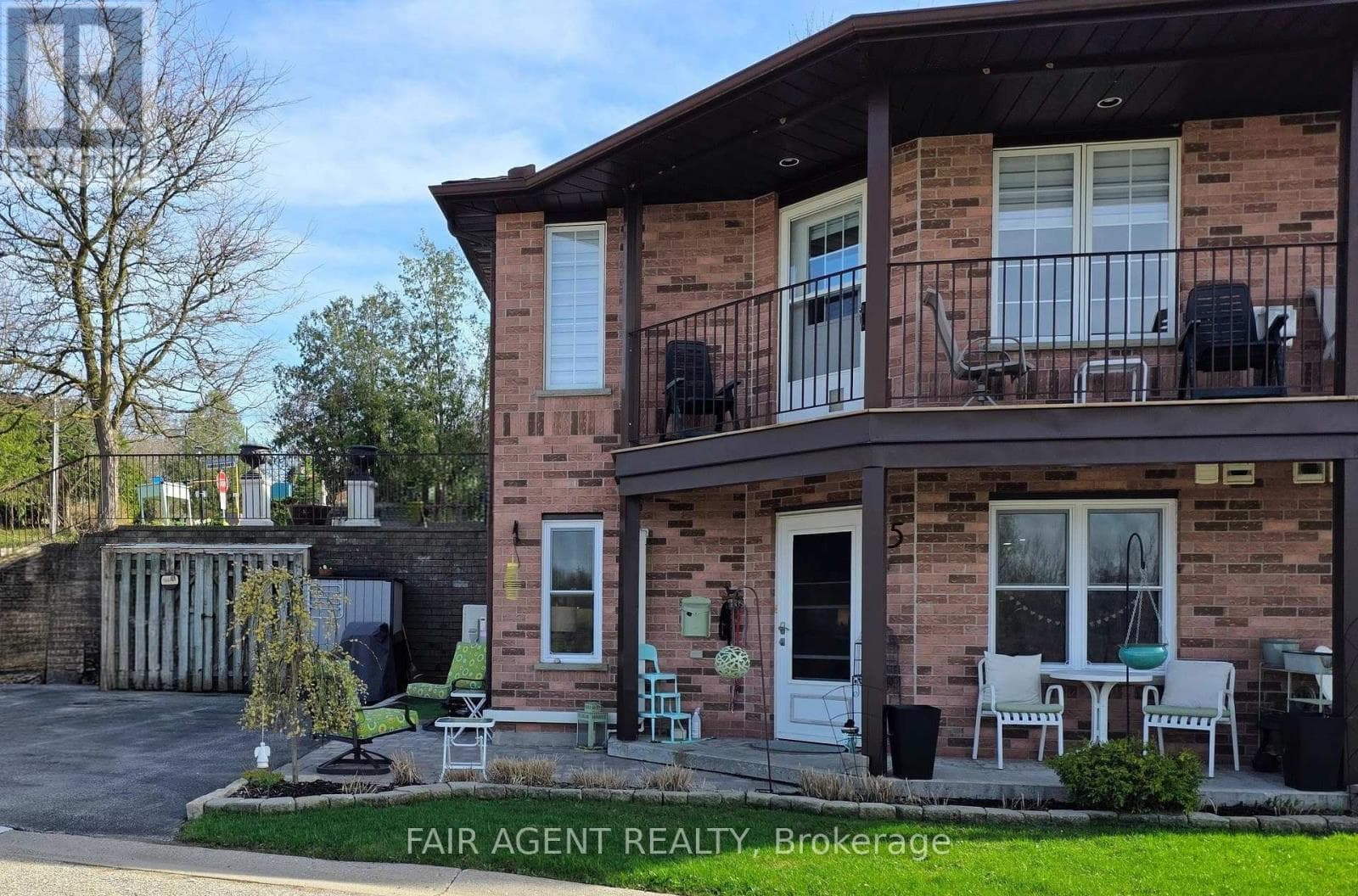 1 bed 1 bath single family at 25 - 20 HURON STREET N — $308,888