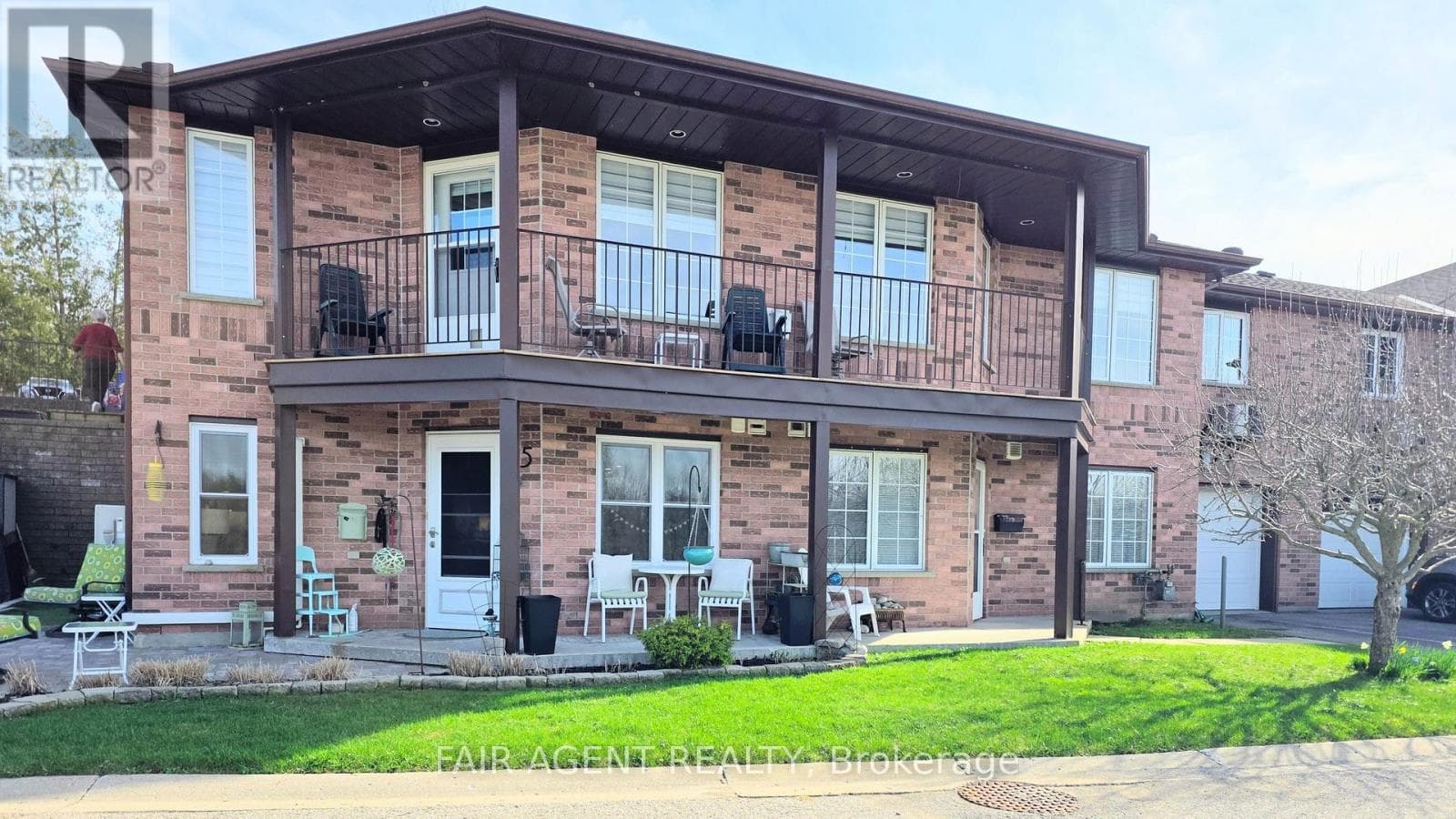 25 - 20 HURON STREET N photo 2