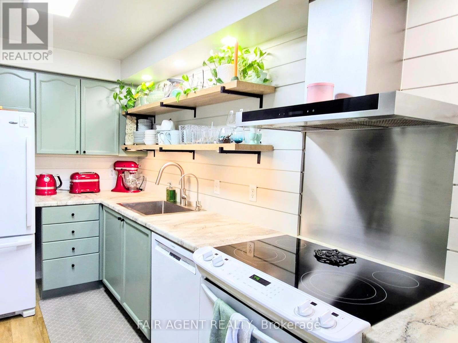 25 - 20 HURON STREET N photo 3