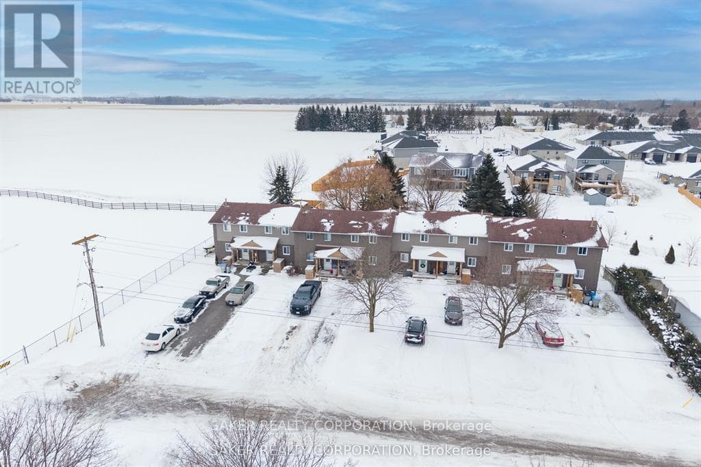 141 SIMCOE STREET photo 3