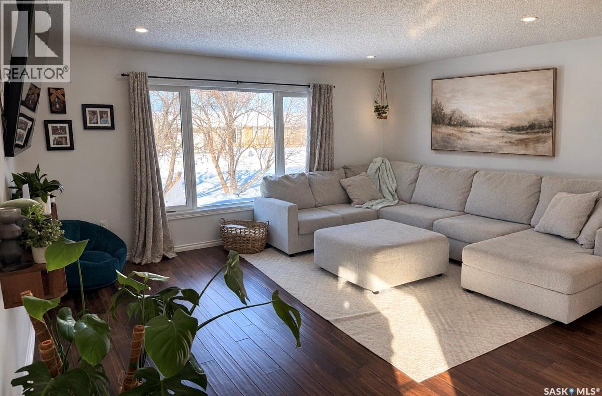 420 Logan AVENUE photo 4