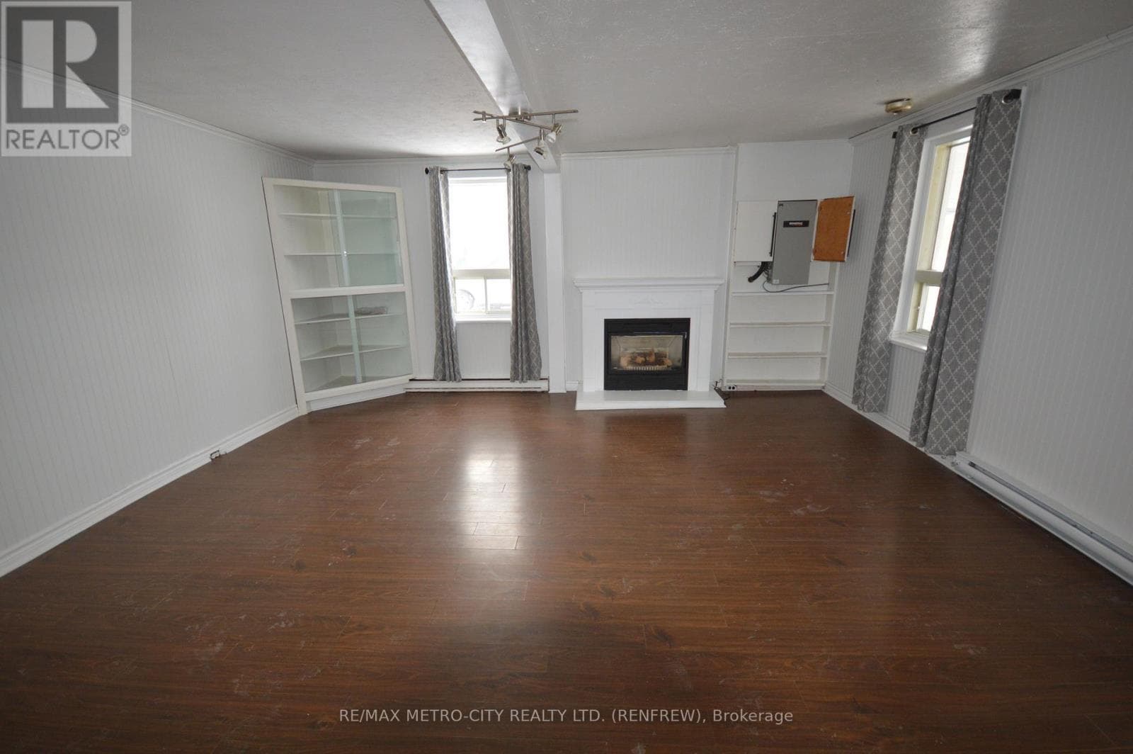 235 RENFREW AVENUE W photo 3