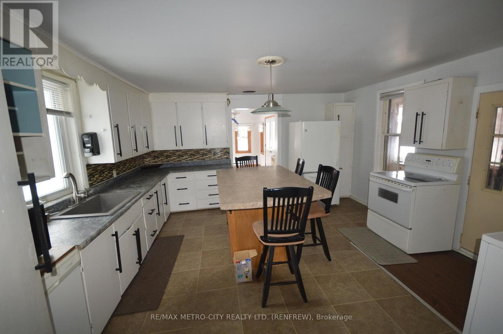 235 RENFREW AVENUE W photo 5