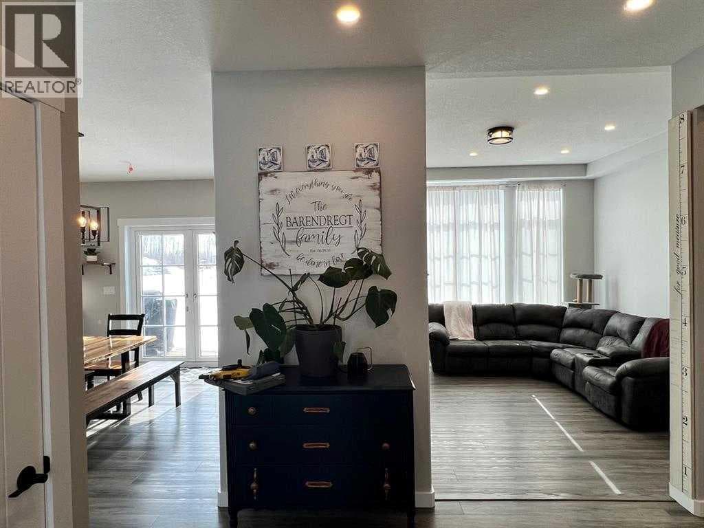 11, 1049 Alberta Avenue photo 4
