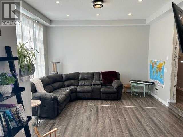 11, 1049 Alberta Avenue photo 5