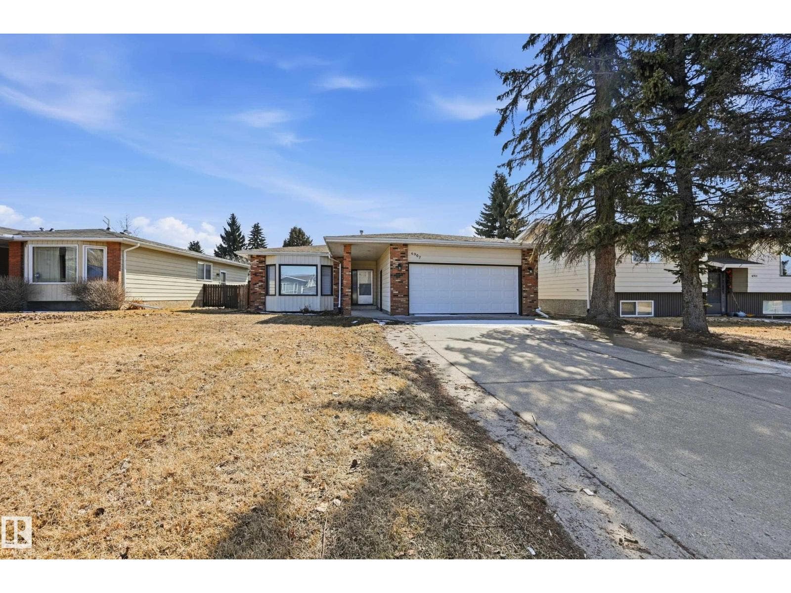 6907 19 AV NW photo 2