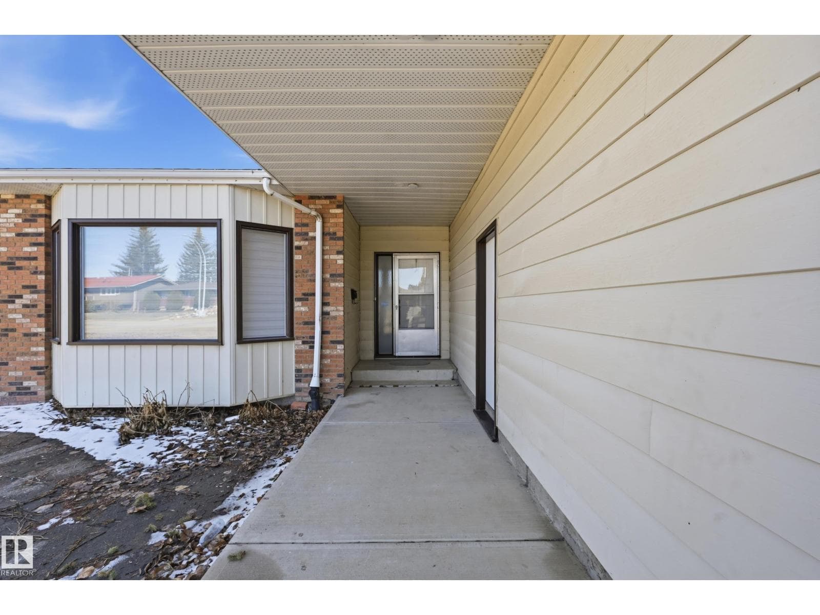 6907 19 AV NW photo 3