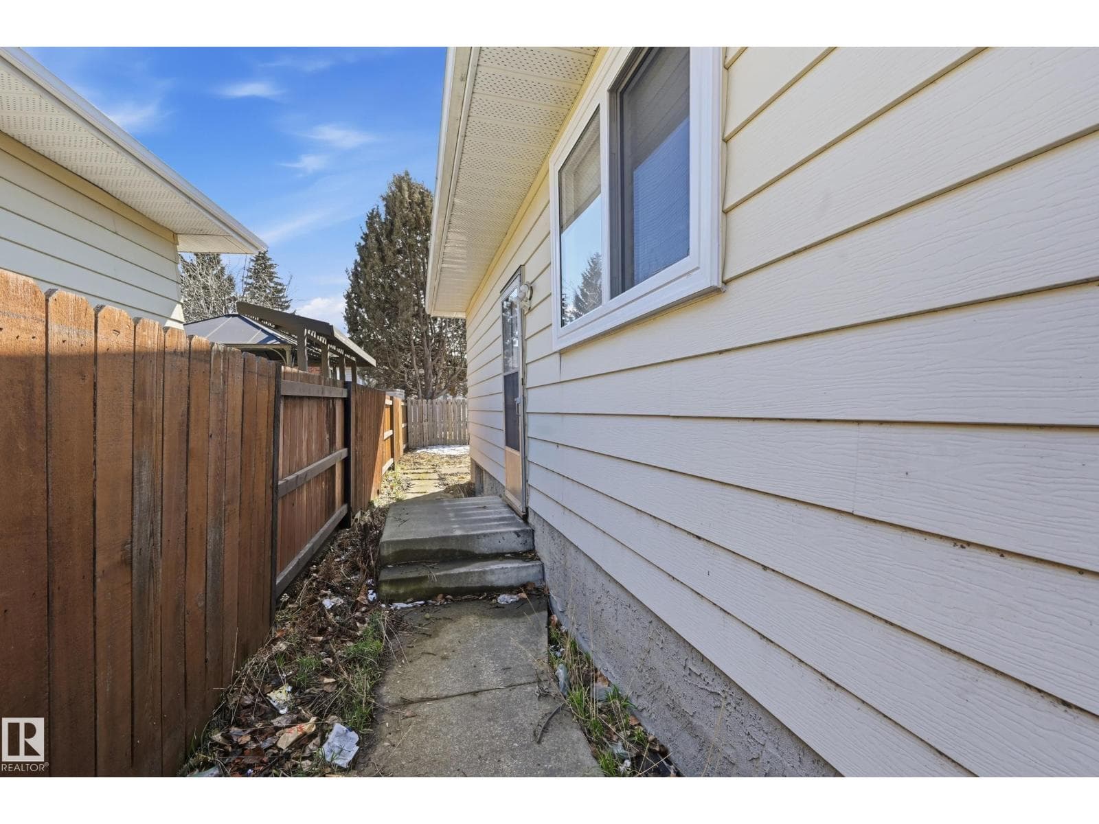 6907 19 AV NW photo 4