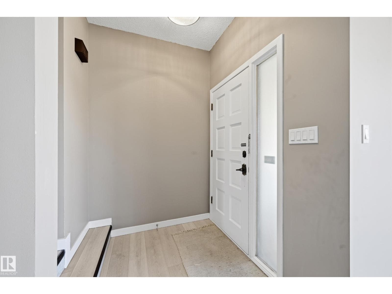 6907 19 AV NW photo 5