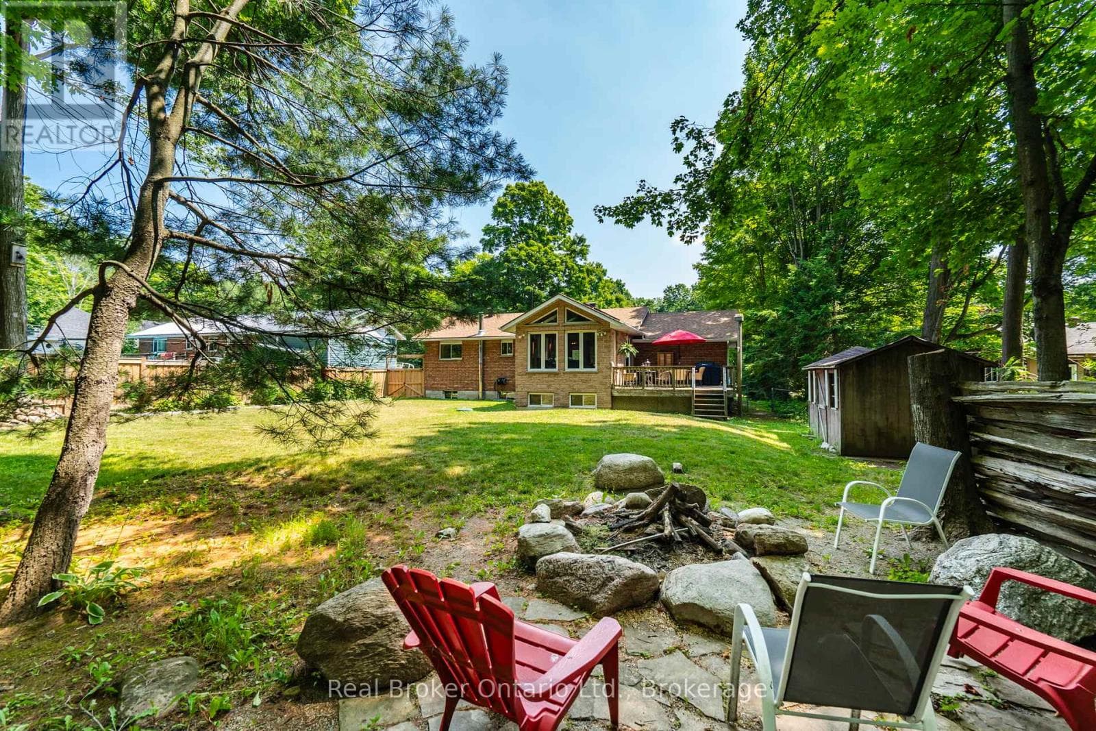 16 MUNDY AVENUE photo 2