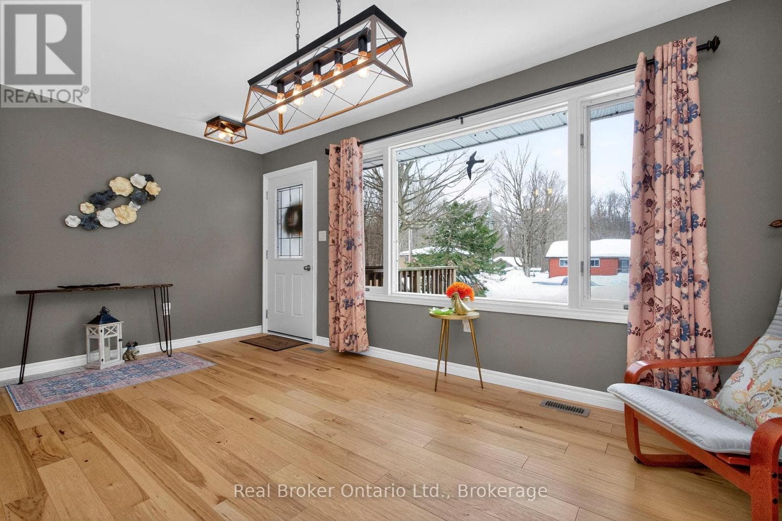 16 MUNDY AVENUE photo 3