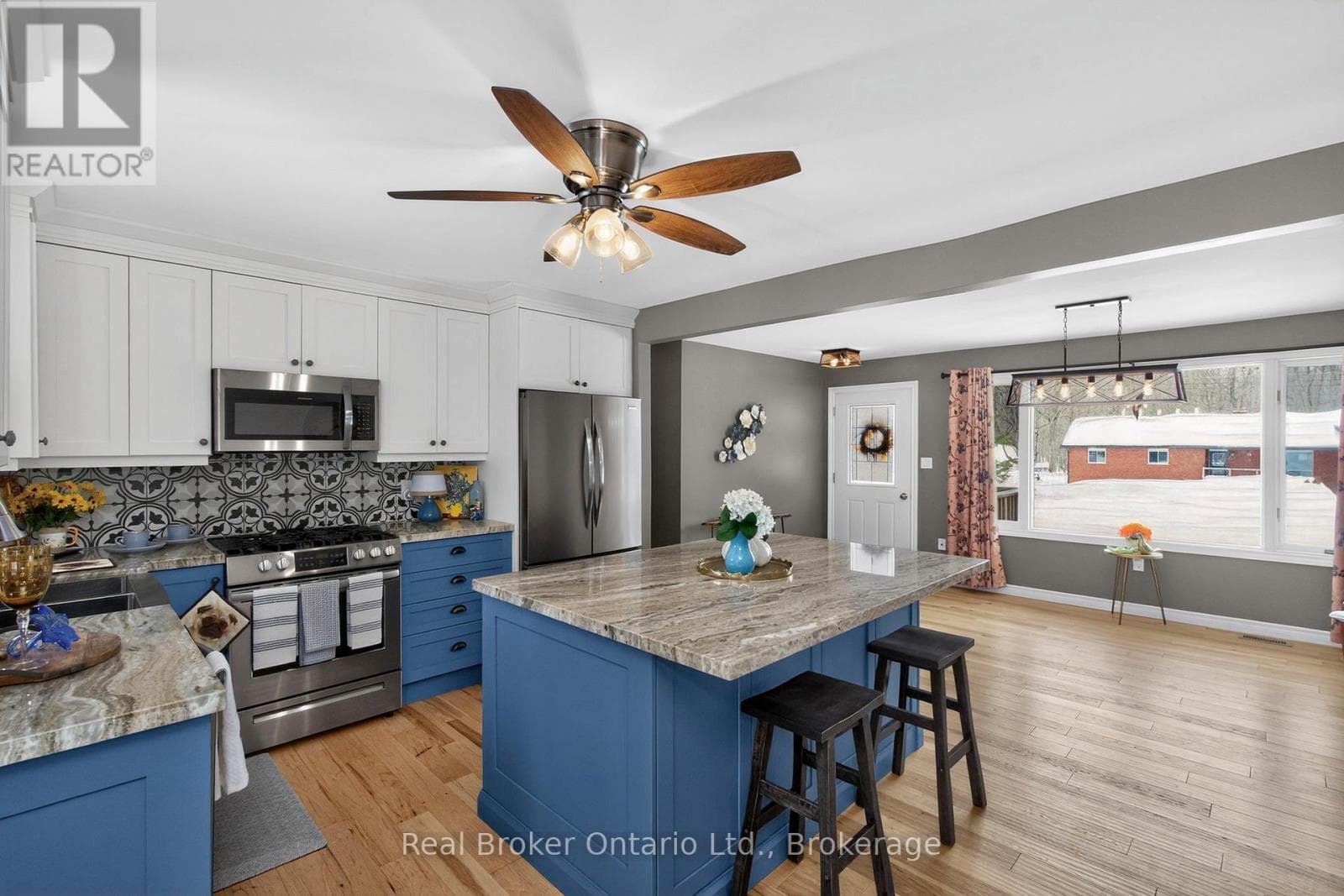 16 MUNDY AVENUE photo 5