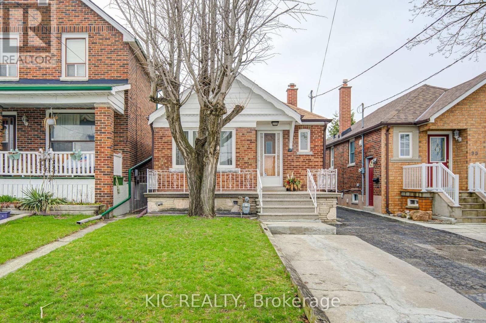 35 MONTCALM AVENUE photo 2