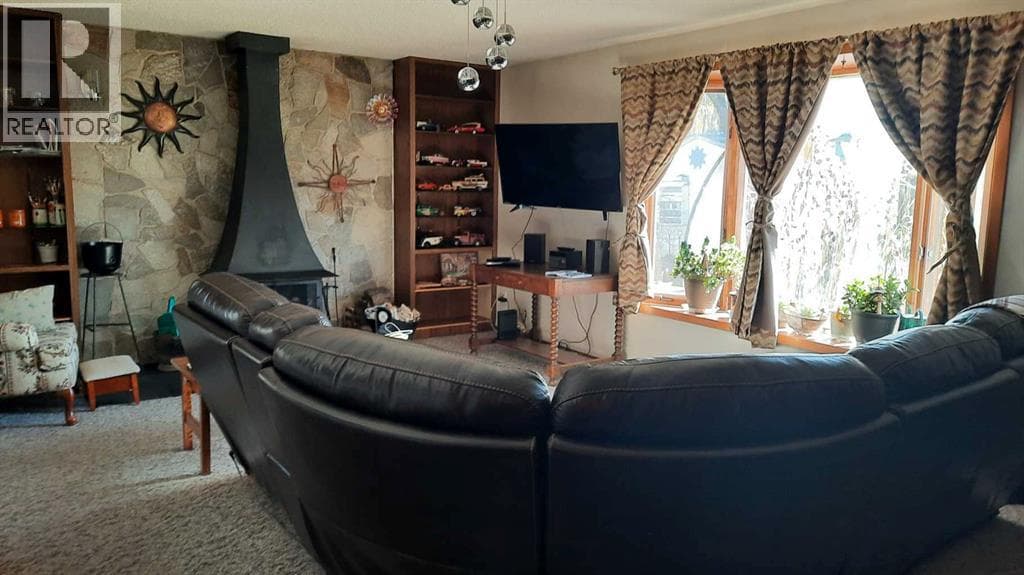 1111 2 Avenue W photo 2