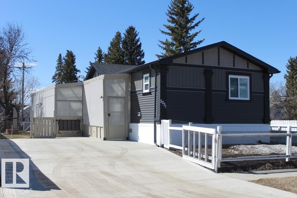 5031 55 AV photo 3