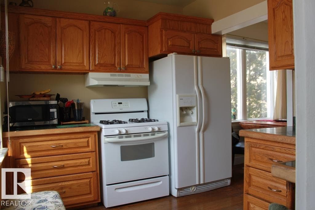 4811 49 AV photo 4