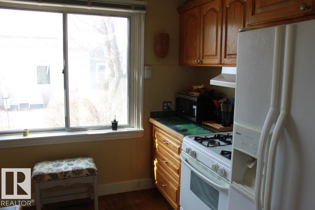 4811 49 AV photo 5