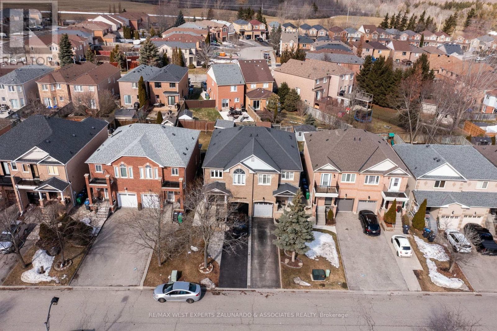 24 MANORWOOD COURT photo 3