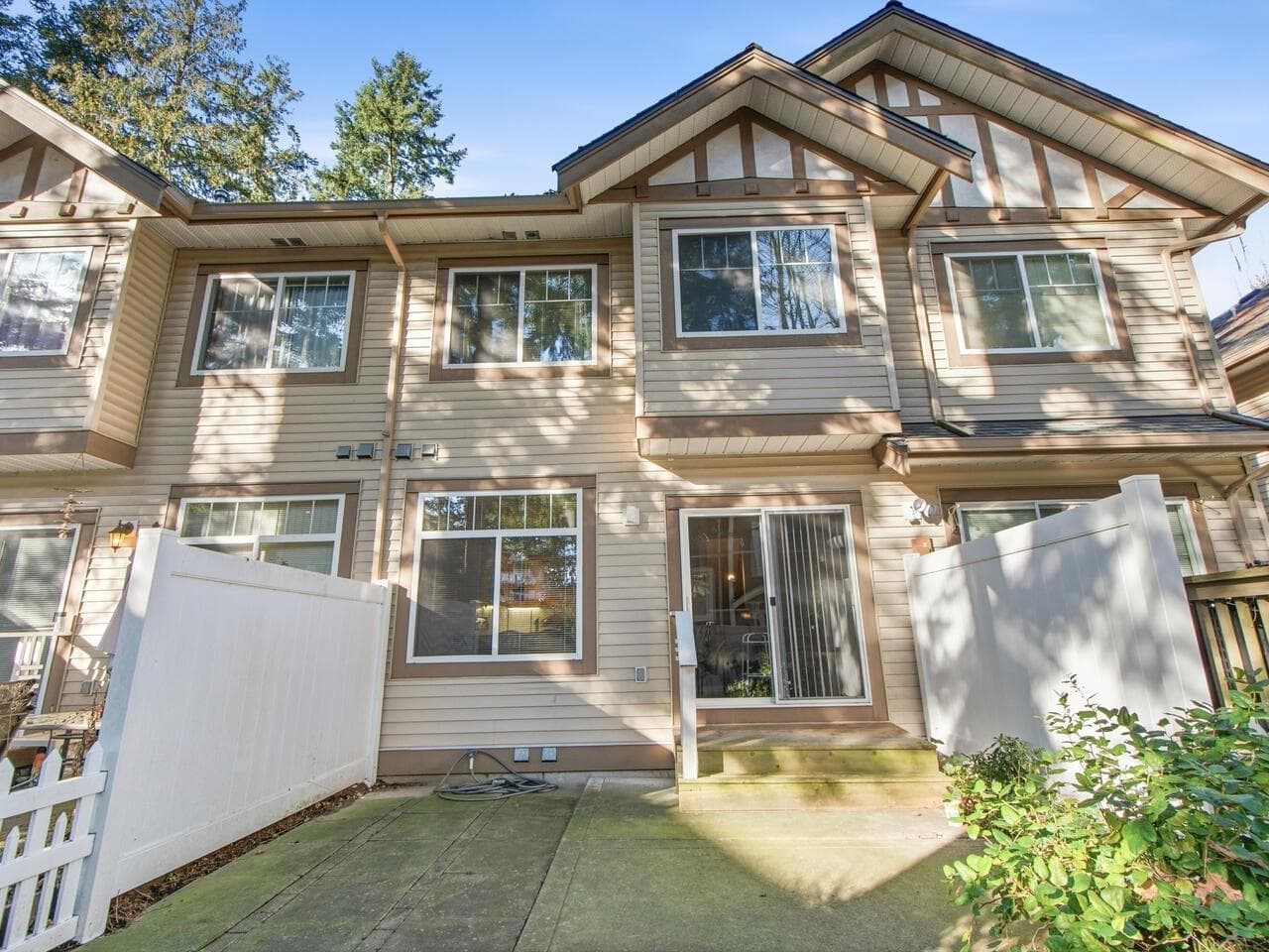 3 bed 3 bath single family at 3 2678 KING GEORGE BOULEVARD — $729,800