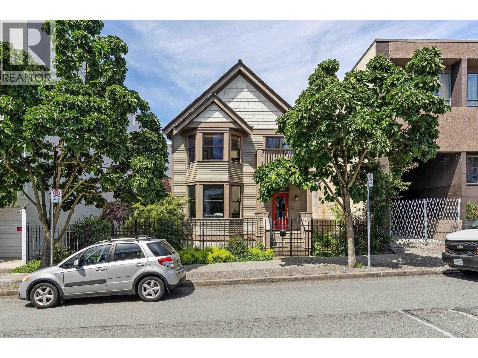 33 E 6TH AVENUE photo 2