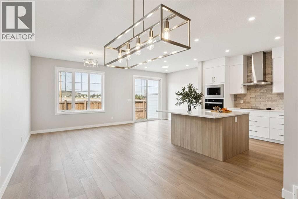215 Greenwich Drive NW photo 2