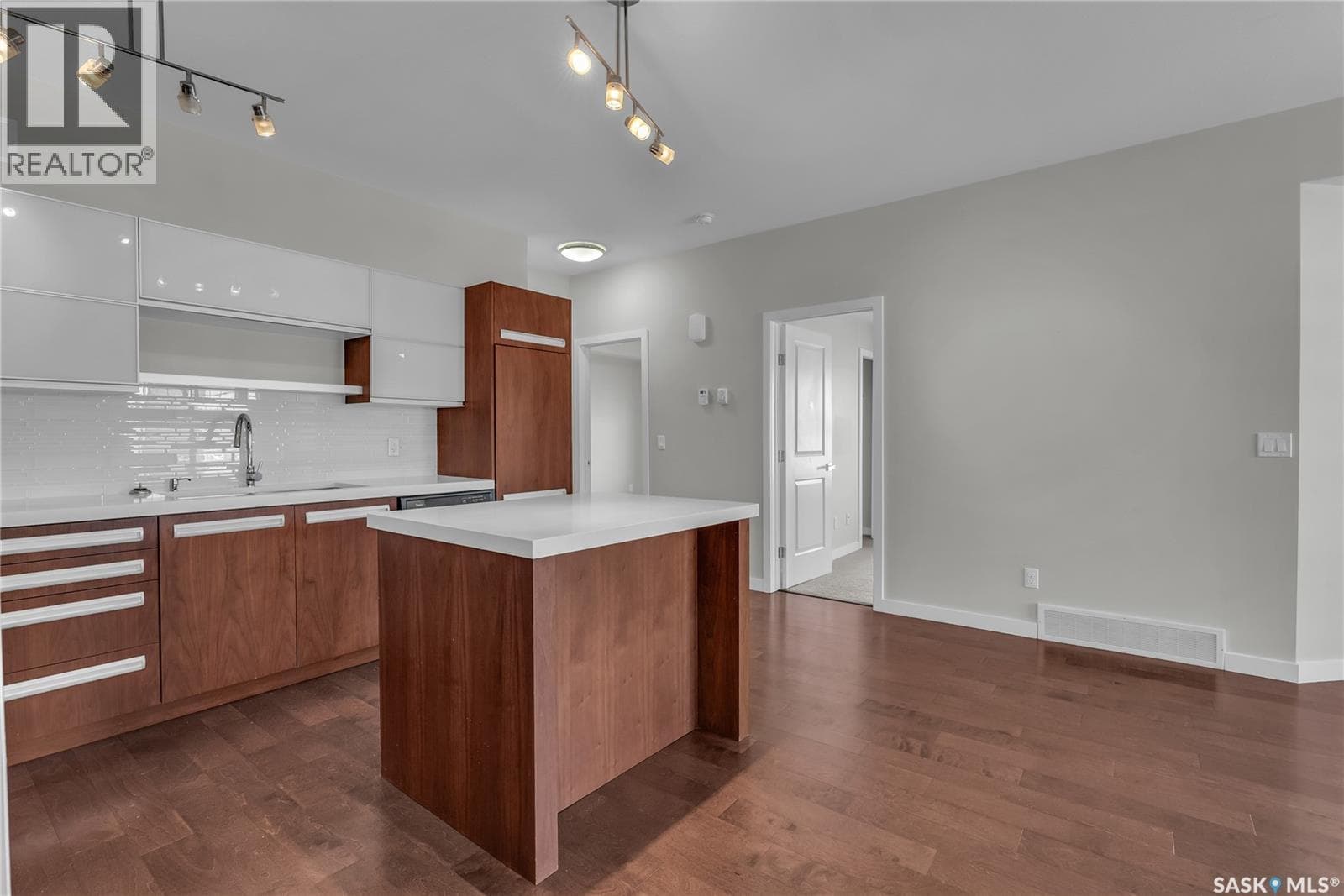 304 2315 McClocklin ROAD — photo 4