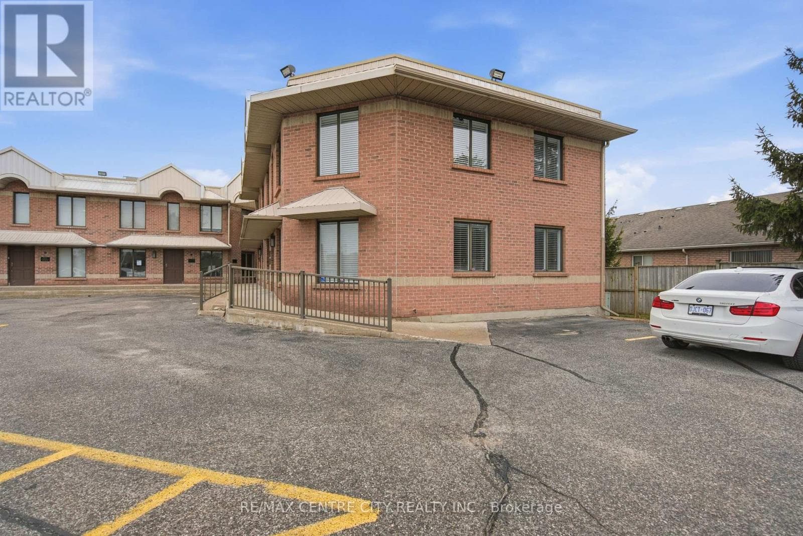 5 - 630 WHARNCLIFFE ROAD S photo 4
